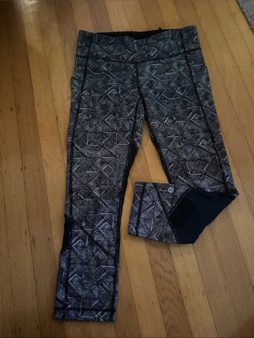 lululemon athletica Black & Gray Geometric Capris